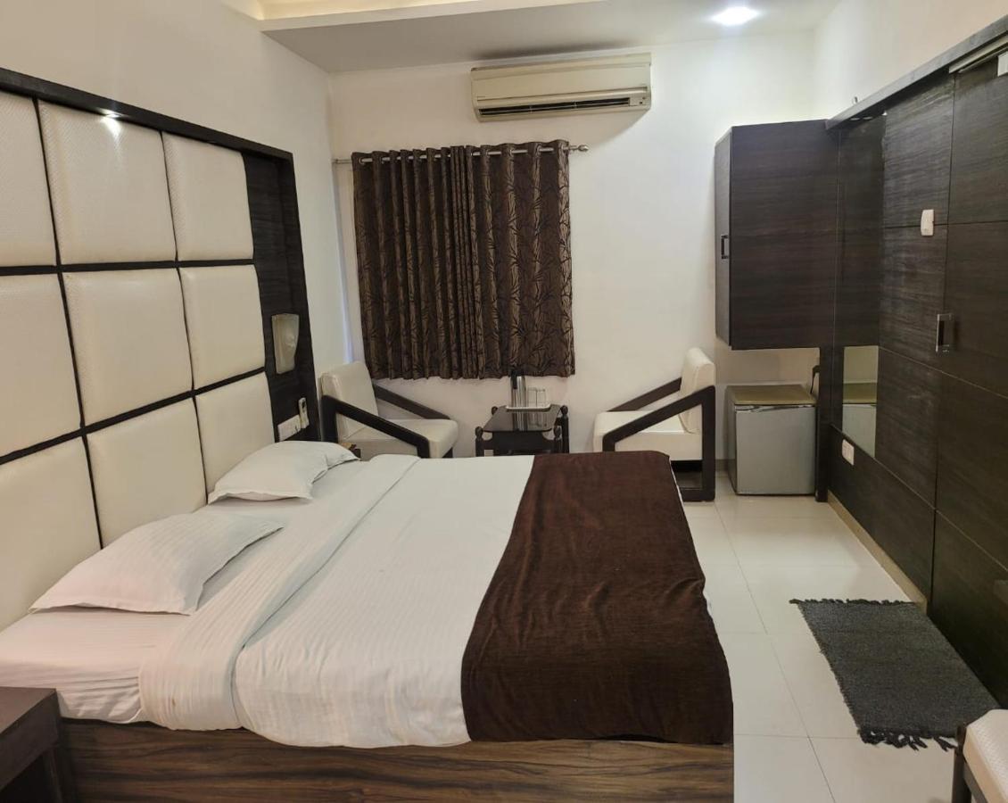 Hotel Golden Plaza Ahmedabad Exterior foto