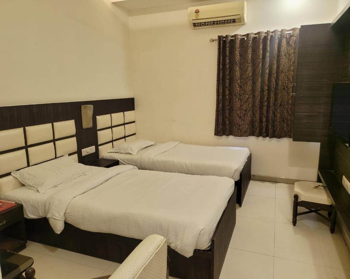 Hotel Golden Plaza Ahmedabad Exterior foto