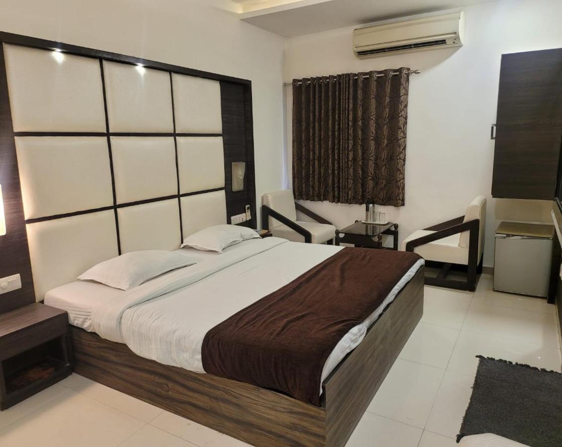 Hotel Golden Plaza Ahmedabad Exterior foto