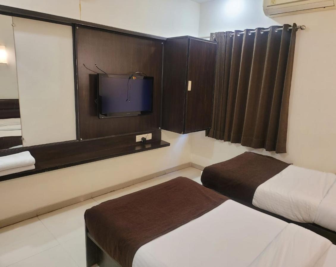 Hotel Golden Plaza Ahmedabad Exterior foto