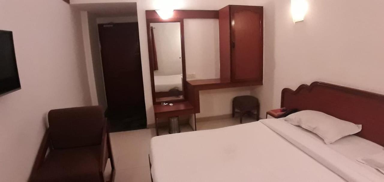 Hotel Golden Plaza Ahmedabad Exterior foto