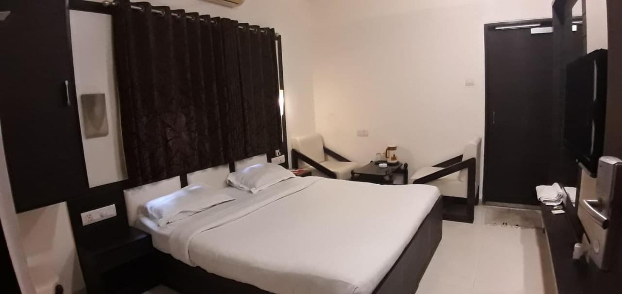 Hotel Golden Plaza Ahmedabad Exterior foto