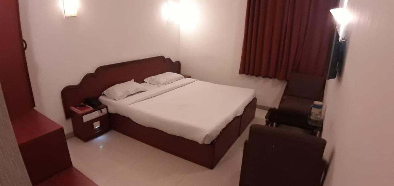 Hotel Golden Plaza Ahmedabad Exterior foto