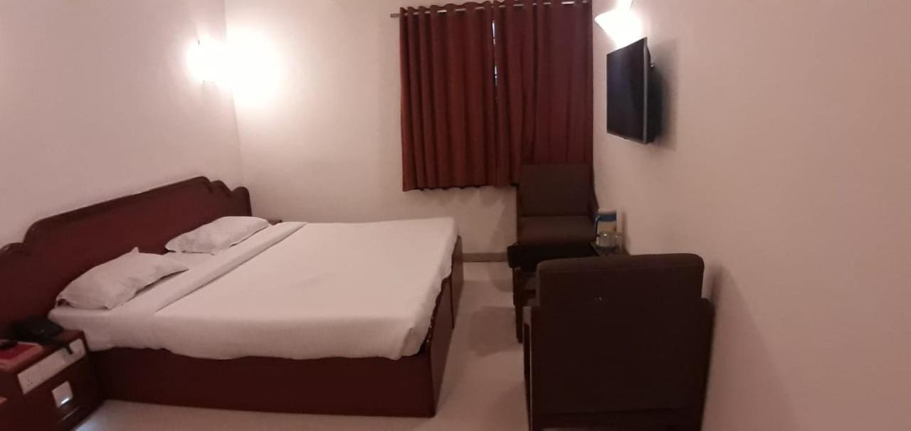 Hotel Golden Plaza Ahmedabad Exterior foto