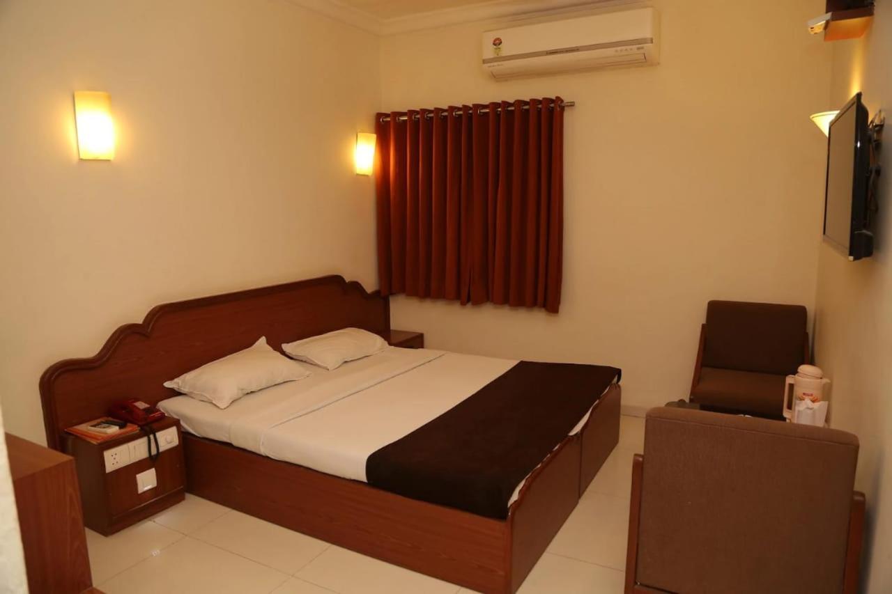 Hotel Golden Plaza Ahmedabad Exterior foto